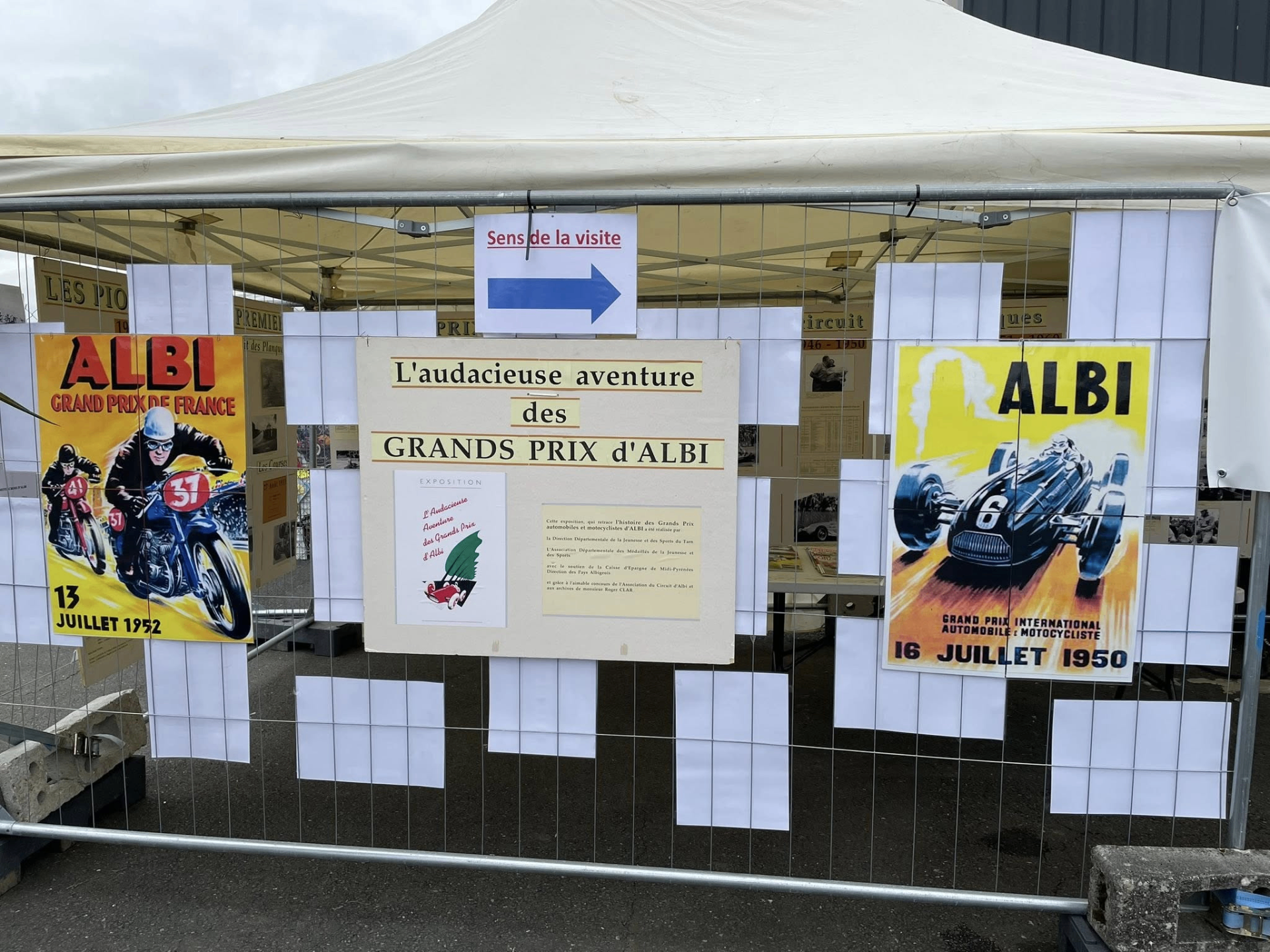 Exposition dédiée aux Grands Prix d'Albi avec affiches automobiles et motocyclistes historiques.